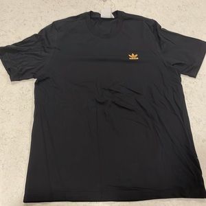 Mens Adidas tee shirt black/gold logo